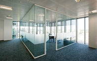 アルミニウム ガラス オフィスは曇らされたガラスを仕切る健全な証拠を仕切る