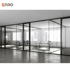 簡潔な設計現代オフィスは装飾的で明確なガラス隔壁の健全な証拠を仕切る