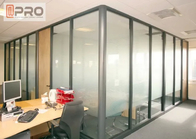 簡潔な設計現代オフィスは装飾的で明確なガラス隔壁の健全な証拠を仕切る