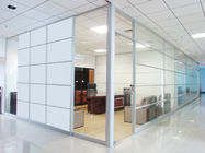 移動可能な現代オフィスの仕切り、内部の曇らされたガラス柱の仕切り