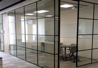 移動可能な現代オフィスの仕切り、内部の曇らされたガラス柱の仕切り